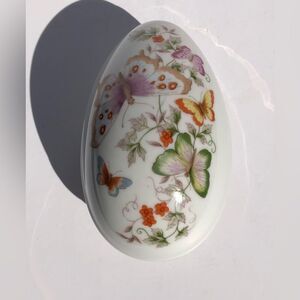 BUTTERFLY EGG PORCELAIN AVON VINTAGE SHAPE TRINKET BOX 22K GOLD TRIM 1974
